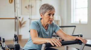 Dolore lombare dopo i 50 anni: Pilates batte la fisioterapia tradizionale secondo The Lancet